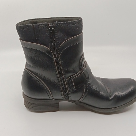 Clarks Black Ankle Boots W/ Dual Zipper Design - Picture 11 of 13